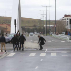 Lacalle ayuda a retirar las barreras que cerraban el paso del nuevo vial que une el puente con Valentín Niño.-RAÚL OCHOA