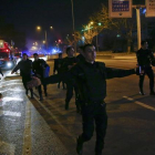 Policías turcos acordonan la zona del atentado en Ankara.-REUTERS / UMIT BEKTAS