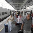 Varios vallisoletanos se disponen a coger el AVE en la estación de Campo Grande, en una fotografía de archivo.-EL MUNDO