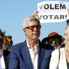 El alcalde de Tarragona, Josep Felix Ballesteros, con los regidores Pau Perez y Elvira Ferrando ante una pancarta de  Volem votar.-ROGER SEGURA/ACN