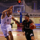 Javi Vega frena la penetración de Mockford en un lance del partido de ayer.-BAHÍA SAN AGUSTÍN