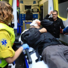 Roger Español es atendido por los servicios de emergencias tras ser herido por una pelota de goma durante la carga policial en la escuela Ramon Llull el 1-O.-FERRAN NADEU