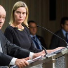 Le Drian (izquierda) y Mogherini, en Bruselas, esta mañana.-AP / GEERT VANDEN WIJNGAERT