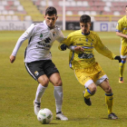Carlos Ramos, que se perderá el choque de hoy, en acción en el duelo de ida en El Plantío-I. L. Murillo