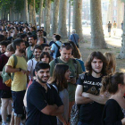 Cientos de personas hacen cola para participar en el casting de 'Juego de Tronos', este lunes en Gerona.-Foto: ICONNA / JORDI RIBOT
