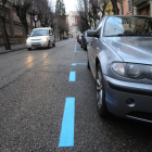 La línea azul delimita la zona de estacionamiento de la calle Barrantes, junto a plaza Castilla.-ISRAEL L. MURILLO