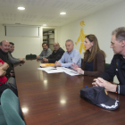 Gema Conde, Ángel Barrio y Félix Ángel García se reunieron con los vecinos de la mancomunidad de Carmen Sallés.-RAÚL OCHOA