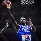 Shonganya deja la bandeja en el aro rival.-FIBA