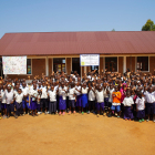 Los alumnos de la escuela Esther Fonseca en Idjwi (Congo) saludan a los amigos de Burgos. ECB