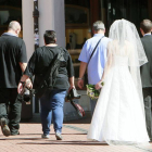 Una pareja cruza la plaza Mayor durante el día de su boda en una imagen de archivo.-RAÚL G. OCHOA