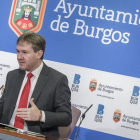 El alcalde, Javier Lacalle, presentó ayer un decreto sobre el uso de la marca ‘Burgos 2021’.-SANTI OTERO