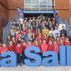 El consejero de Educación, Fernando Rey, posa con alumnos y educadores en su visita al Colegio La Salle.-SANTI OTERO