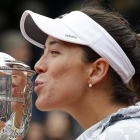 Garbiñe Muguruza, tras ganar en París.-AP / MICHEL EULER