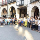 Centenares de vecinos y representantes políticos se dieron cita ayer en la Plaza Mayor para mostrar su repulsa por el asesinato.-ICAL