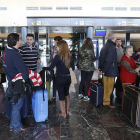 Un grupo de pasajeros se dispone a tomar un vuelo desde el aeropuerto burgalés de Villafría.-RAÚL G. OCHOA