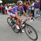 Dani Moreno, en plena ascensión a las Lagunas de Neila con el maillot morado de líder-Santi Otero