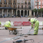 Trabajadores acondicionan el clínker de la plaza Mayor, que será remodelada de nuevo.-RAÚL G. OCHOA