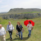 Un grupo de turistas salmantinos en el cañon de la Horadara cerca de Valoria de Aguilar, Palencia.-BRÁGIMO / ICAL