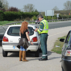 Una agente de la Guardia Civil de Tráfico comprueba la documentación de una conductora en una carretera de  Burgos.-ISRAEL L. MURILLO