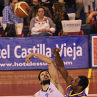 Poscic pelea por un balón contra Lamont Barnes en el choque de ayer en Palencia-MARÍA GONZÁLEZ / CB MIRAFLORES
