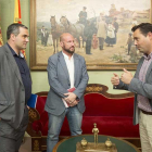 De la Rosa dialoga con Labarga y el concejal de Turismo, Levi Moreno.-RAÚL G. OCHOA