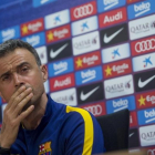 El técnico del FC Barcelona, Luis Enrique, atiende a la prensa antes del clásico.-JORDI COTRINA