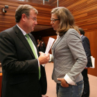 El consejero de Fomento y Medio Ambiente, Antonio Silván, y la procuradora socialista Ana María Muñoz, durante el Pleno de las Cortes de Castilla y León-Ical