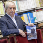 El historiador Isaac Rilova, con un ejemplar de su última obra. SANTI OTERO