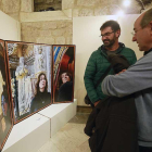 Dos visitantes observan el tríptico realizado por Íñigo M. Araújo con la Cartuja de Miraflores y San Bruno como protagonistas.-Raúl Ochoa