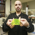 Saúl Vallejos muestra un polímero en las instalaciones de la Universidad de Burgos.  I. L. MURILLO