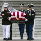 El féretro con los restos de John McCain sale del Capitolio hacia la catedral de Washington.-JOSE LUIS MAGANA (AP)