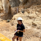 Paloma Martínez toma datos en el yacimiento de Cueva Fantasma en Atapuerca. ECB