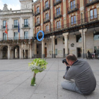 Imagen de un ramo con el Ayuntamiento al fondo.-ISRAEL L. MURILLO