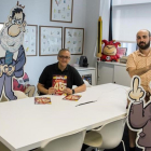 Guille Martinez-Vela, director de 'El Jueves'; Maikel, dibujante jefe, y Joan Ferrús, subdirector, bromeando, en la sala de reuniones de la revista.-JORDI COTRINA