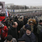 Un retrato del dirigente asesinado, en primer plano de la multitudinaria marcha celebrada en Moscú, este domingo.-Foto: EFE / SERGEI ILNITSKY