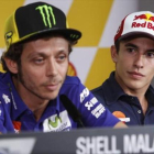 Márquez mira atentamente a Rossi en su comparecencia de ayer.-AP / JOSHUA PAUL