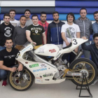 Los equipos junto al prototipo de moto realizado para la pasada edición de Motostudent.-RAÚL G. OCHOA