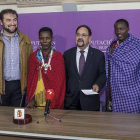 (I. a D.) María Jesús Rodríguez, Ismael Ruiz, Inoth Lekton, Ángel Guerra, Mathias Reteti y Raquel Torrientes, durante la presentación del programa.-S. O.