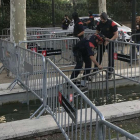 Los Mossos se han encargado de vallar el perímetro del parque de la Ciutadella.-XABIER BARRENA