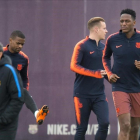Yerry Mina y André Gomes, a la derecha, en un entrenamiento con el Barça-JORDI COTRINA