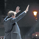 Macron saluda en la plaza del Louvre.-PHILIPPE WOJAZER