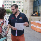 Rodrigo Ibeas informa a una ciudadana acerca de la situación del consorcio del desvío.-RAÚL G. OCHOA