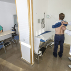 Uno de los profesionales del PAC de Divino Valles atiende a un paciente en el primer día de apertura. ISRAEL L. MURILLO