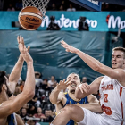 Radoncic dobla un balón durante un partido con Montenegro en el último Eurobasket.-FIBA