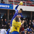 Iñaki Peciña defiende a un jugador de Teucro en Pontevedra-ECB