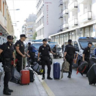 Policías nacionales cuando abandonaron el hotel de Pineda de mar en el que se alojaban tras el 1-O.-/ EFE / ANDREU DALMAU