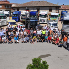 Foto de familia de los participantes en el encuentro y comida celebrados en Villacienzo junto a los camiones. MANUEL PÉREZ PALACIOS