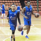 Jaron Martín (izquierda) y Lyonell Gaines durante el entrenamiento de ayer con el San Pablo.-ISRAEL L. MURILLO