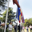 Momento en el que el alcalde de Burgos, Javier Lacalle, izaba la bandera de la ciudad mientras los socios de la Casa Europa entonaban a capella la novena sinfonía de Beethoven.-RAÚL G. OCHOA