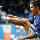 Cristiano calienta antes del encuentro ante Osasuna del pasado sábado.-REUTERS / JUAN MEDINA